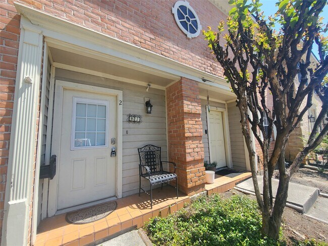 Building Photo - 2030 Plantation Dr