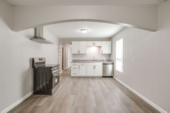 Building Photo - Remodeled 2 Bed 1 Bath Home Ready for New ...