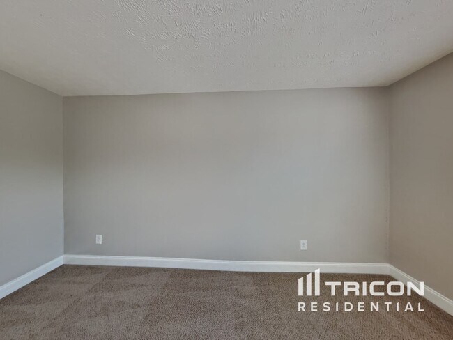 Building Photo - 1020 Berra Dr