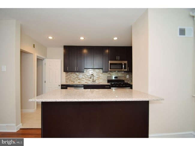 Building Photo - 321 Hermitage St