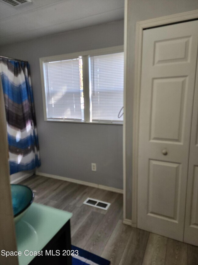 Building Photo - 388 MacArthur Cir