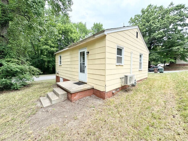 Building Photo - Cozy 2 Bedroom Home!!