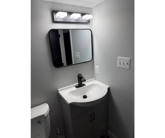 Building Photo - 716 E 23rd St