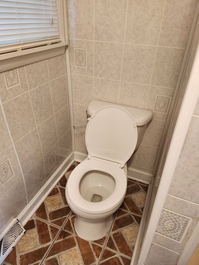 Building Photo - Location, Location, Location!! $1350 a month, available now for year-long lease