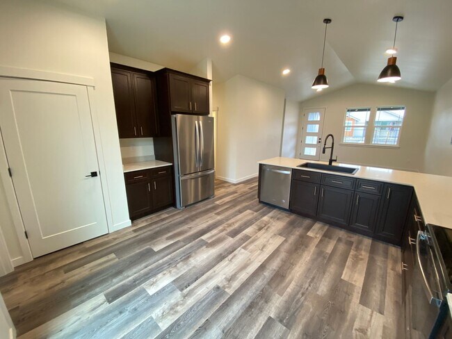 Building Photo - 3 Bed, 3 Bath Beautiful Home!