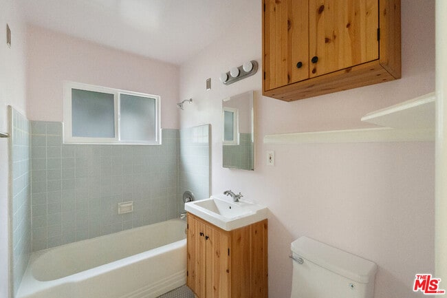 Building Photo - 821 Laveta Terrace