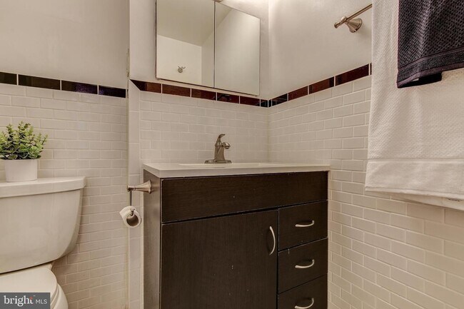 Full bath with long lasting hot water - 1435 4th St SW