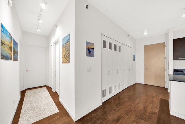 Building Photo - 910 W Huron St