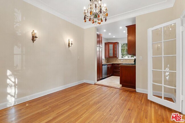 Building Photo - 420 S Beverwil Dr