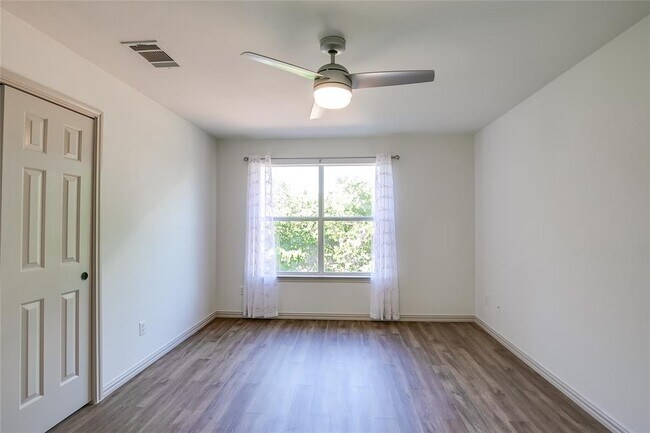 Building Photo - 2410 Great Oaks Dr