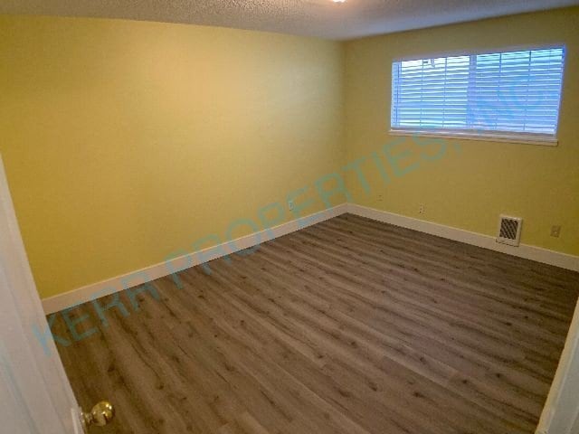 Building Photo - Charming 2-Bed Duplex in Portland's Heart – Cozy 855 Sq Ft!