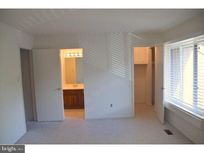 Building Photo - 112 Woodgate Ln