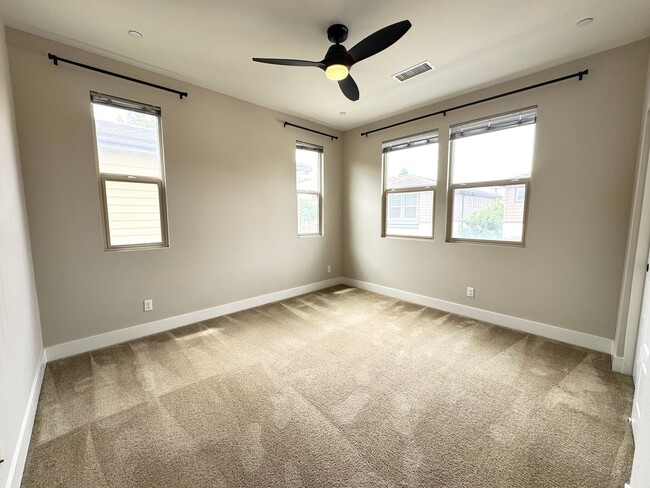 Building Photo - Beautiful 4Bd/3Ba Spacious Home in Costa M...