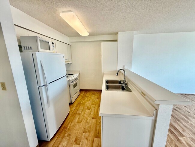 Building Photo - 1BD/1BA/1 Covered Parking