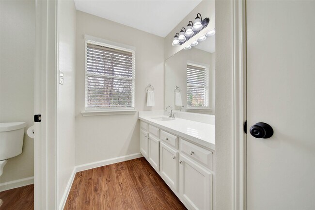 Building Photo - 1427 Redwood Village Cir