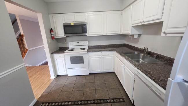 Building Photo - "Spacious 3-Bedroom Townhouse with Finishe...