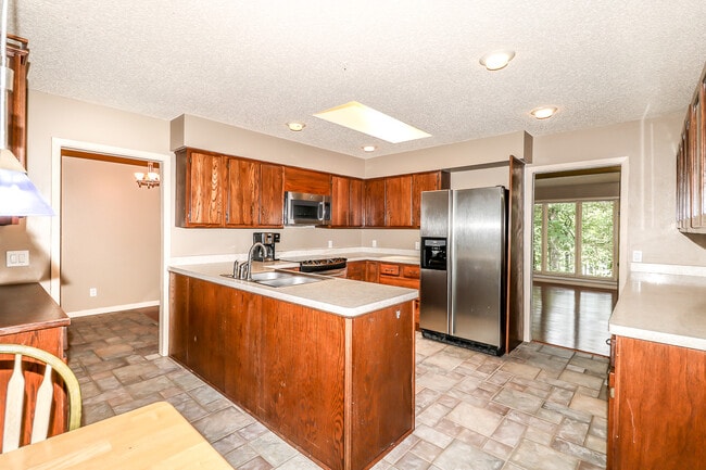 Building Photo - Beautiful 3 bedroom, 3 bath,  mother-in-law sweet with full kitchen in lower level.