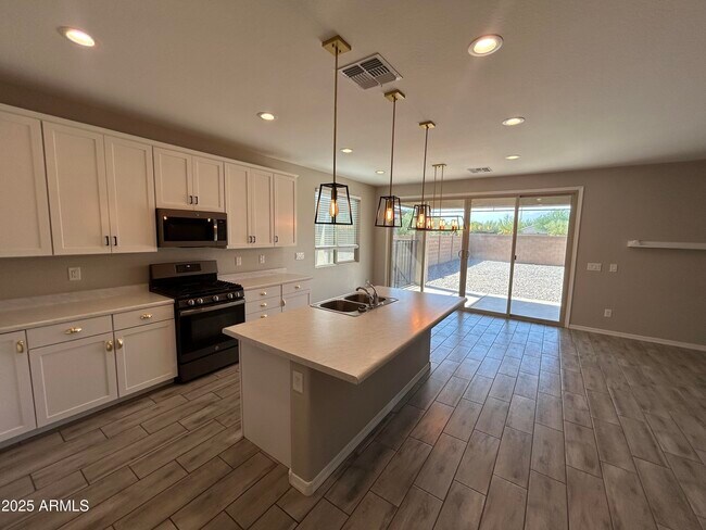 Building Photo - 25930 N Thornhill Dr