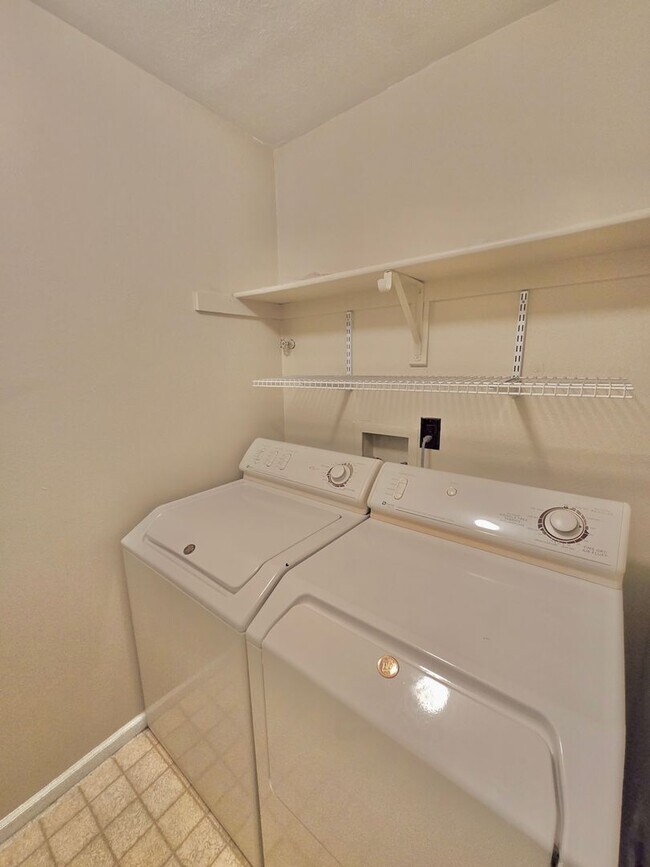 Building Photo - Beautifully Updated 2-Bed – Dual Masters w...