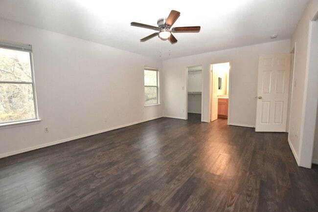 Building Photo - 921-923 Sagewood Trail