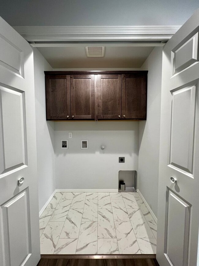 Building Photo - 2005 Ledwich Ave