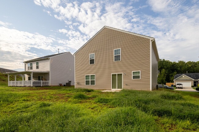 Building Photo - Spacious house with large office and 3 bedrooms in pool community. Available after July 10!