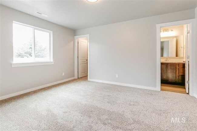 Building Photo - 3 bedroom 2 bath duplex near Settlers Park!