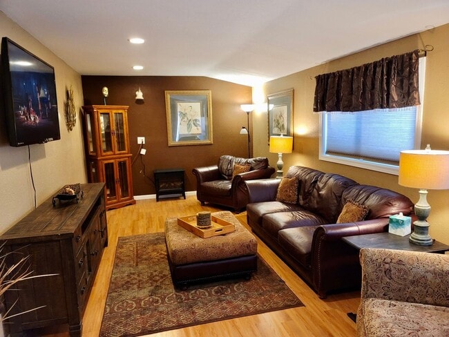 Building Photo - Perfect for a traveling nurse or other professional!  High end fully furnished 1bdrm, 1.5 bath un...