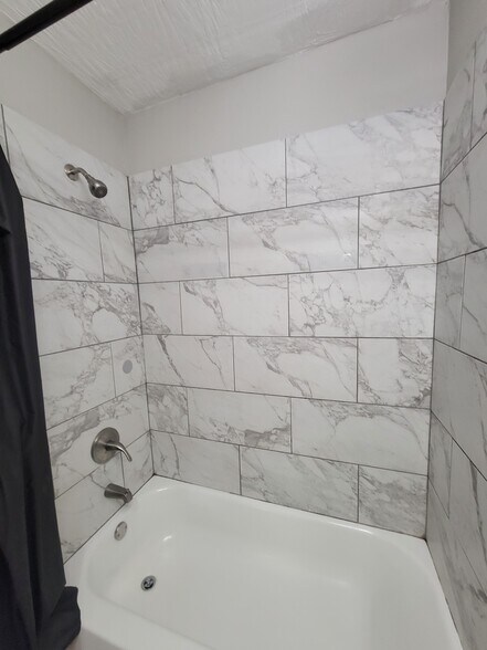 Nice tile surround tub/shower combo - 320 S Ashbel St