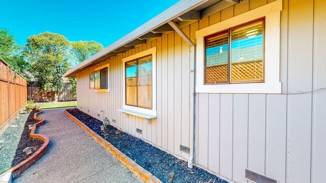 Building Photo - Well Maintain West Side Single Story 3 bedroom 2 bathroom home with 2 car garage