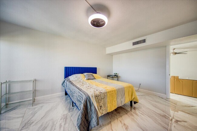 Building Photo - 851 Bayway Blvd
