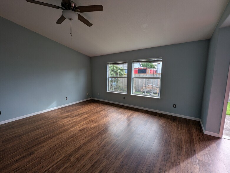 Building Photo - 909 Madrona Ave