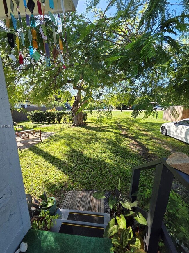 Building Photo - 811 NE 14th Ct