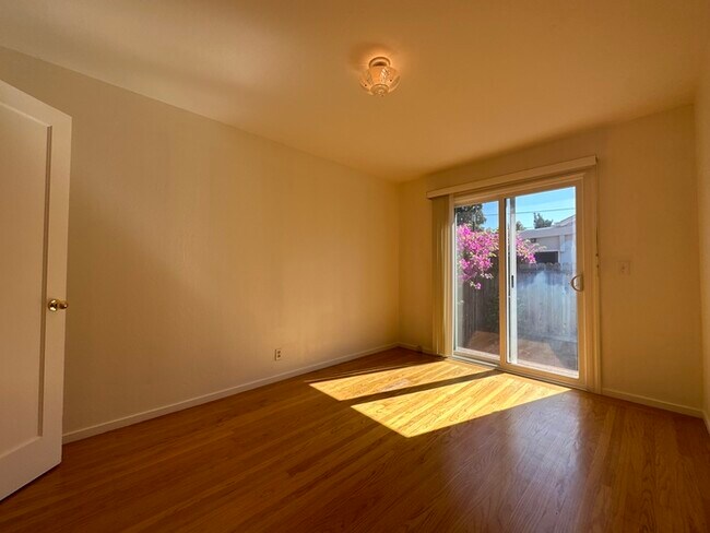 Building Photo - Cute 2 bed/1 bath Duplex in East Sac!!