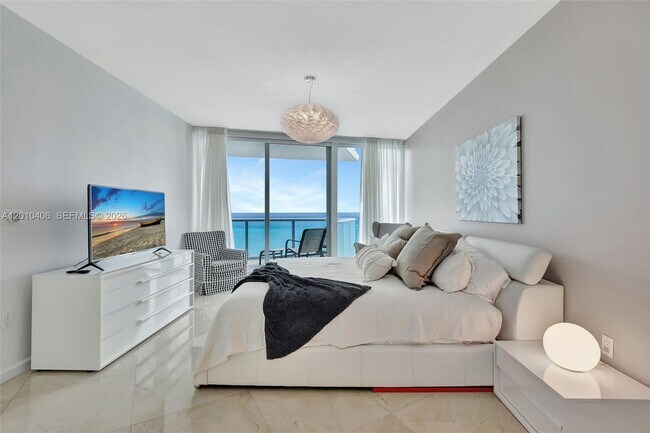 Building Photo - 17001 Collins Ave