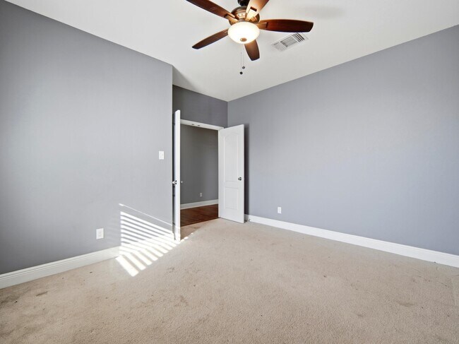 Building Photo - 4431 Oak Roset