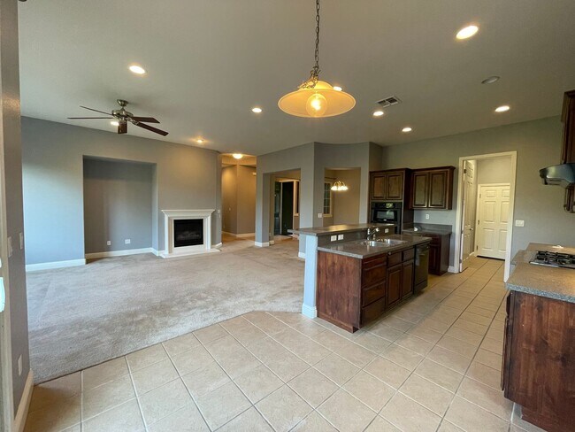 Building Photo - Beautiful 4-Bedroom Home in Prime Rosevill...