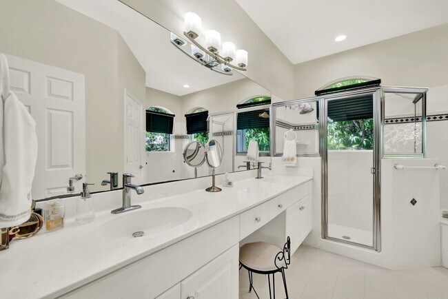 Building Photo - Elegant 4-Bedroom Pool Home in Exclusive G...