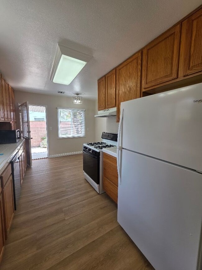 Building Photo - TURNKEY-RENT READY SPACIOUS 2BD/2BA HOME, 2-CAR GARAGE WITH AN AUTOMATIC ROLL-UP DOOR, LARGE COVE...