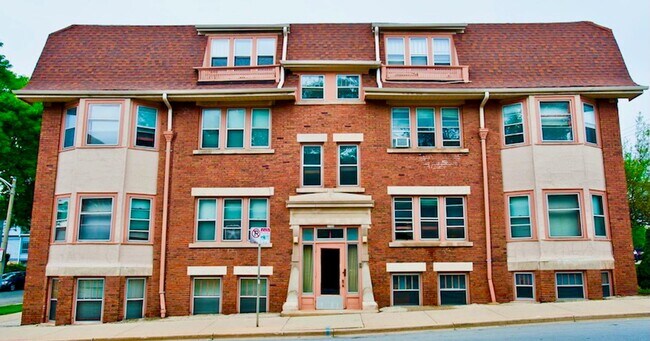 Building Photo - $1325-2 BD/1 BA w/ Heat- HALF OFF FIRST MONTH