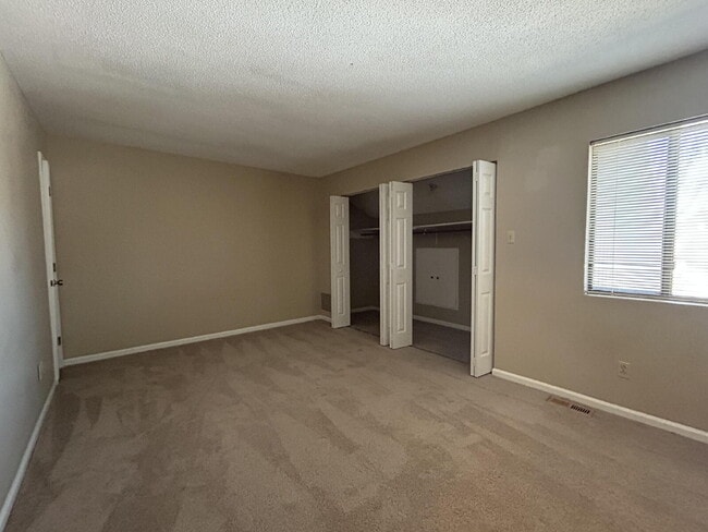 Building Photo - 2 Bed / 2.5 Bath Townhome in Willow Run