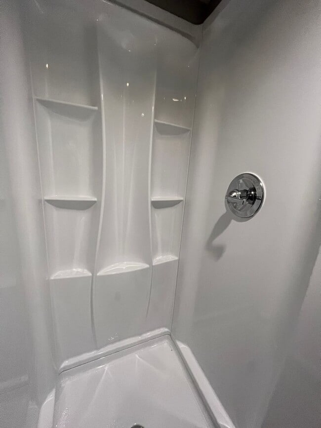 Building Photo - Midtown 3Bed 2Bath 1 Car Garage $1,500