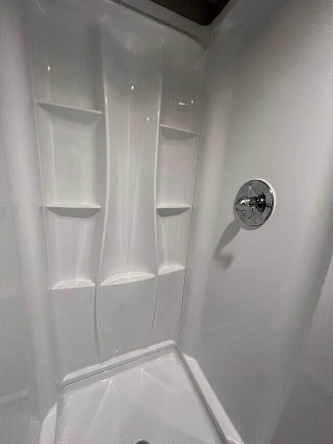 Building Photo - Midtown 3Bed 2Bath 1 Car Garage $1,800