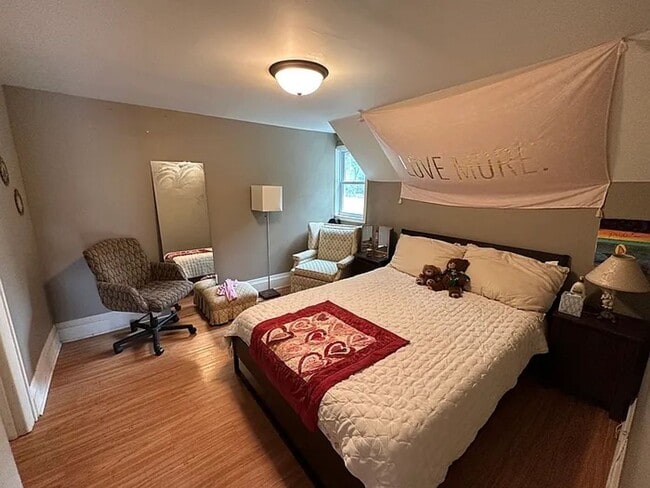 Building Photo - Charming 3 Bedroom with Sundeck!!!