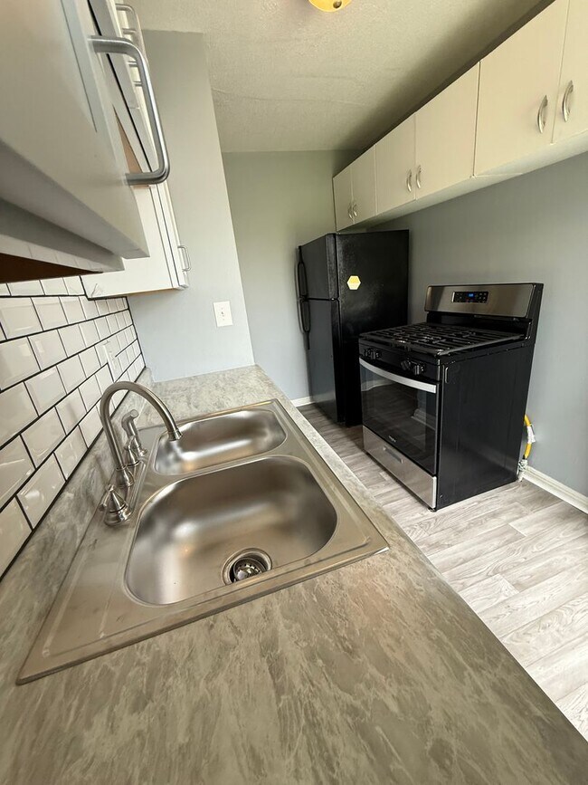 Building Photo - 638 S Woodlawn Blvd