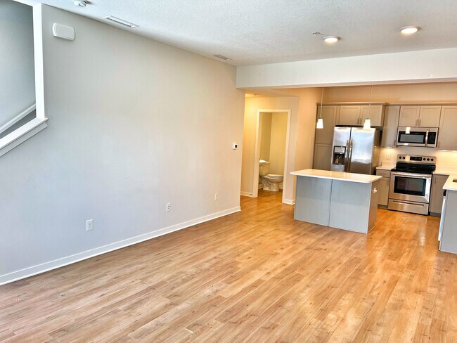 Building Photo - 327 NE Otter Dr