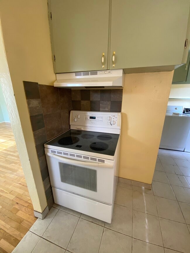 Building Photo - 4813 S Pine St