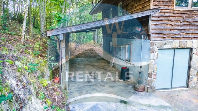 Building Photo - Beautifully remodeled 4 bedroom 2 bath home in Sylva available for year-long lease $2000 a month