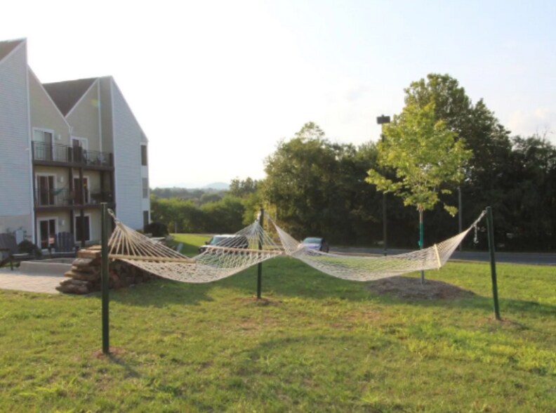 Building Photo - 1390 Hunters Rd