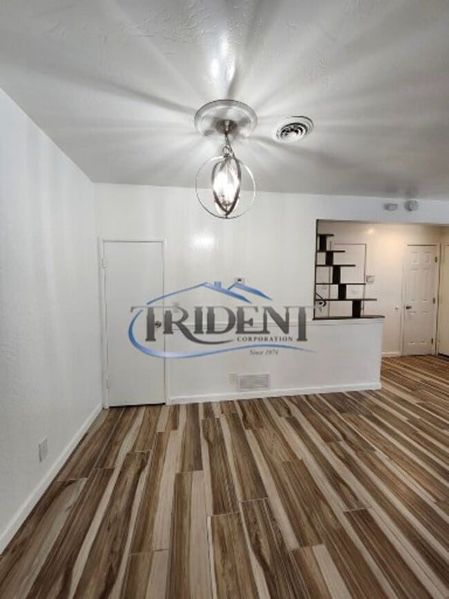Building Photo - This is a cute 2 bedroom, 1 ½ bath townhouse.